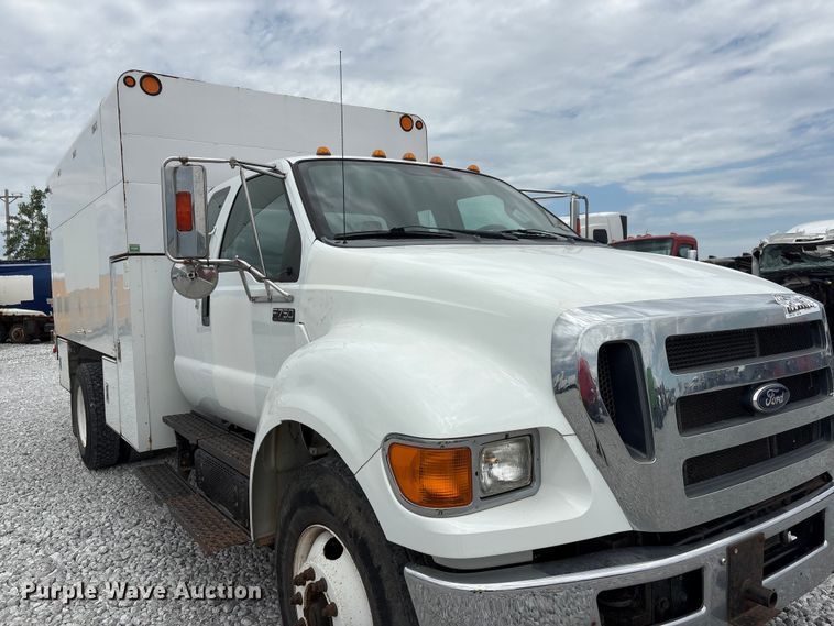 image for item YA3189 2015 Ford F750 chipper truck