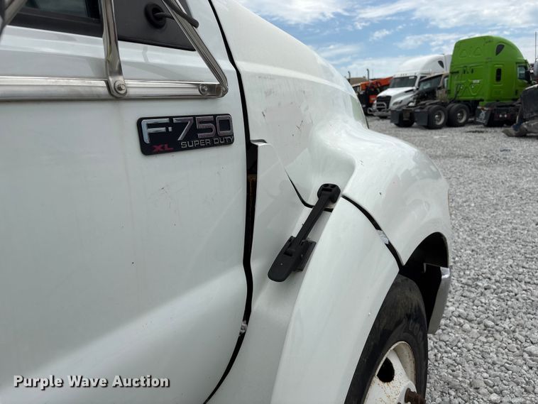 image for item YA3189 2015 Ford F750 chipper truck
