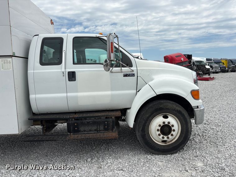 image for item YA3189 2015 Ford F750 chipper truck