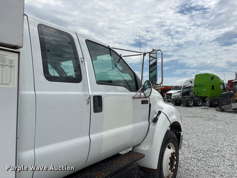 image for item YA3189 2015 Ford F750 chipper truck