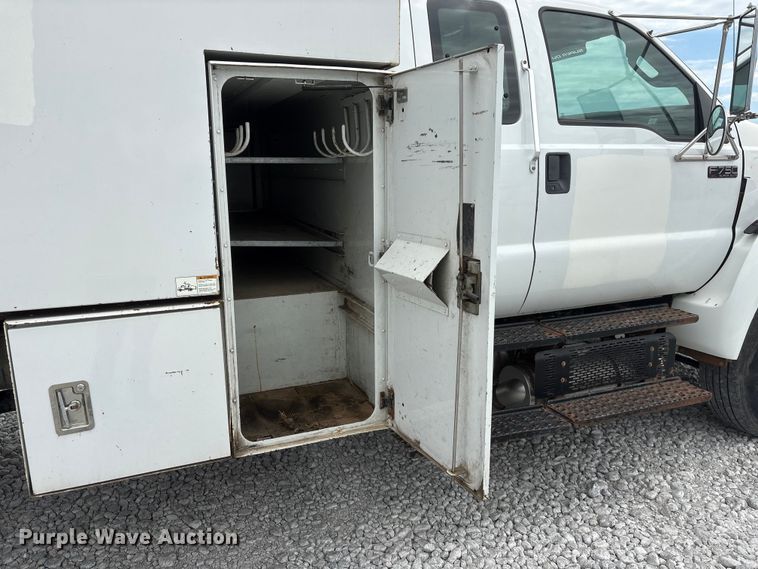 image for item YA3189 2015 Ford F750 chipper truck
