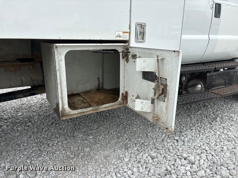 image for item YA3189 2015 Ford F750 chipper truck