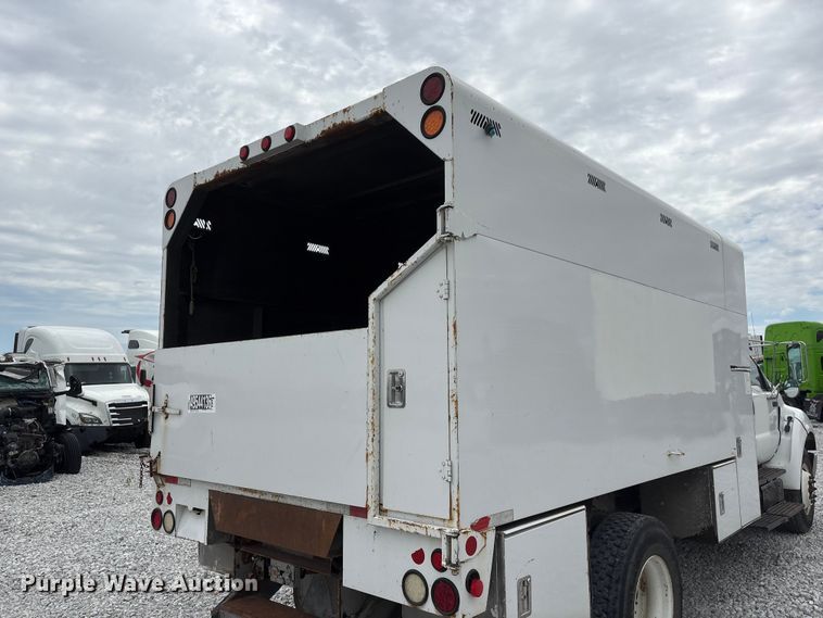 image for item YA3189 2015 Ford F750 chipper truck