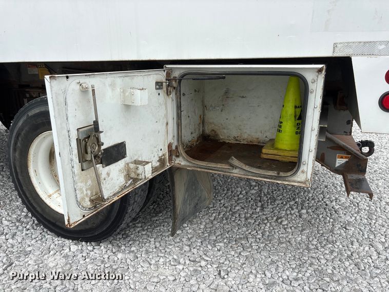 image for item YA3189 2015 Ford F750 chipper truck