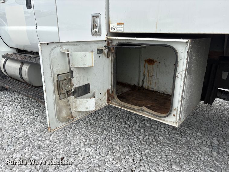 image for item YA3189 2015 Ford F750 chipper truck
