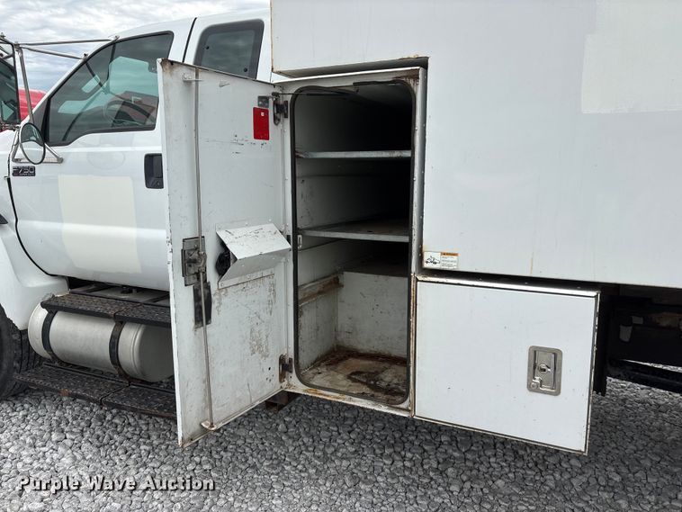 image for item YA3189 2015 Ford F750 chipper truck