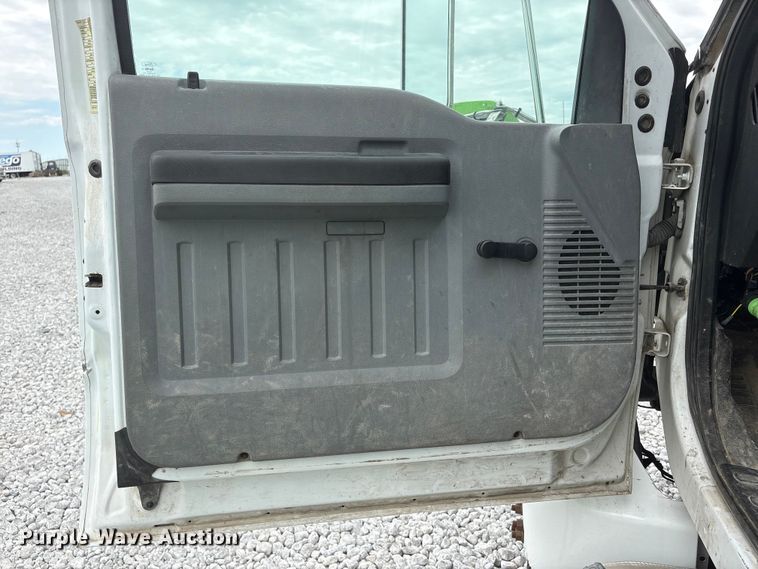 image for item YA3189 2015 Ford F750 chipper truck
