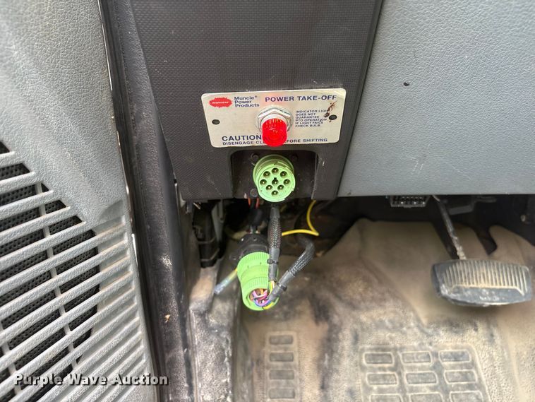 image for item YA3189 2015 Ford F750 chipper truck