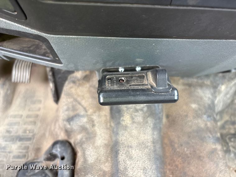 image for item YA3189 2015 Ford F750 chipper truck
