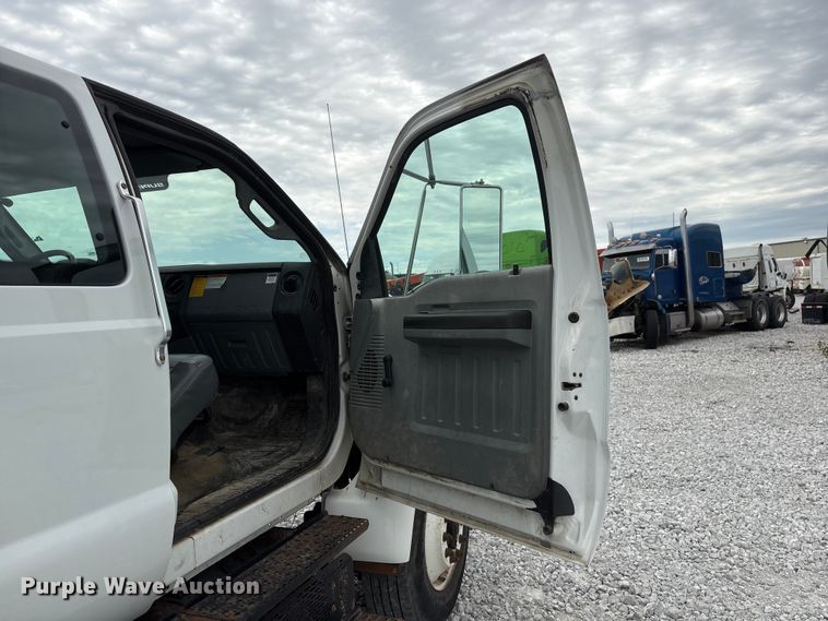 image for item YA3189 2015 Ford F750 chipper truck