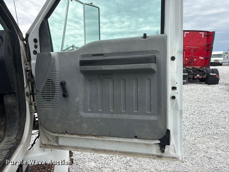 image for item YA3189 2015 Ford F750 chipper truck