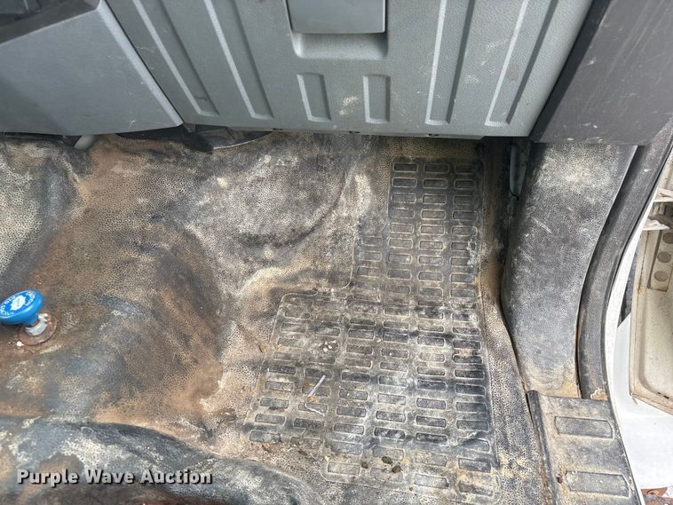 image for item YA3189 2015 Ford F750 chipper truck