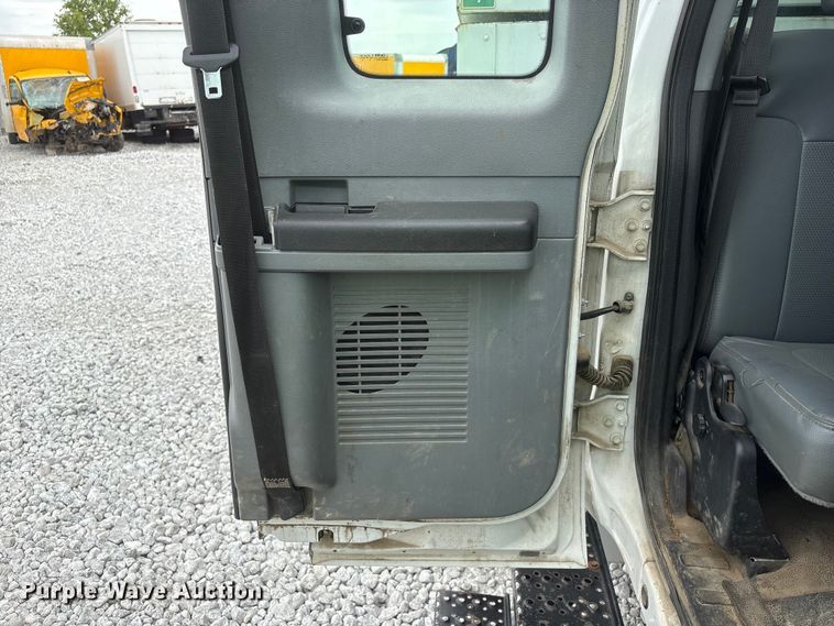 image for item YA3189 2015 Ford F750 chipper truck