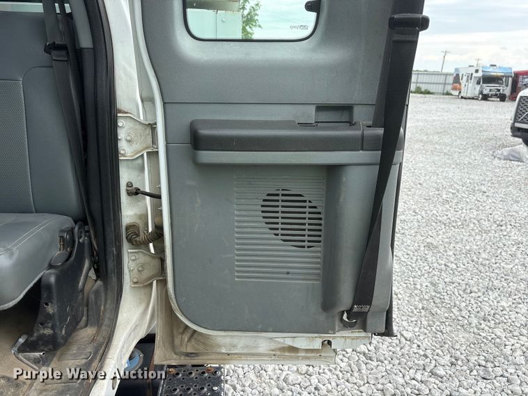image for item YA3189 2015 Ford F750 chipper truck