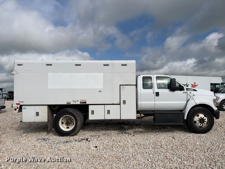 image for item YA3210 2016 Ford F650 Super Duty chipper truck