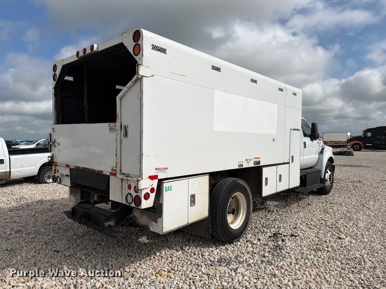 image for item YA3210 2016 Ford F650 Super Duty chipper truck