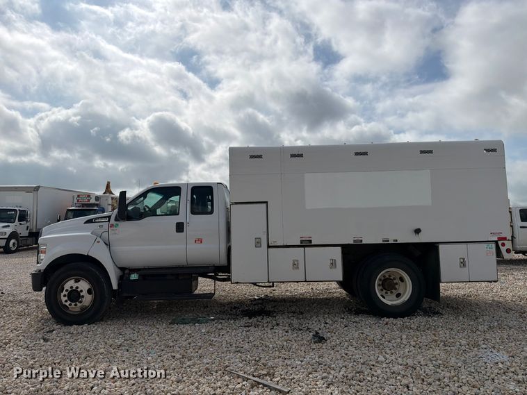 image for item YA3210 2016 Ford F650 Super Duty chipper truck