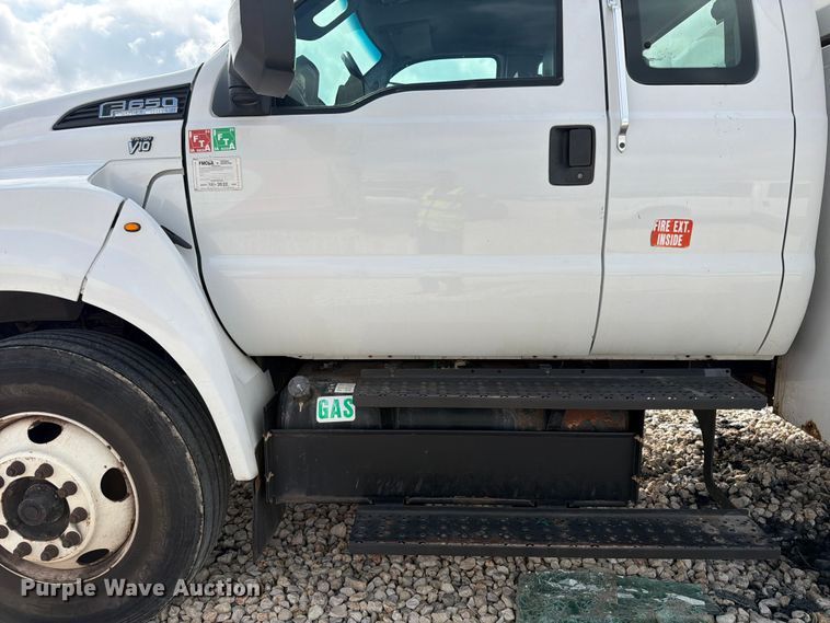 image for item YA3210 2016 Ford F650 Super Duty chipper truck