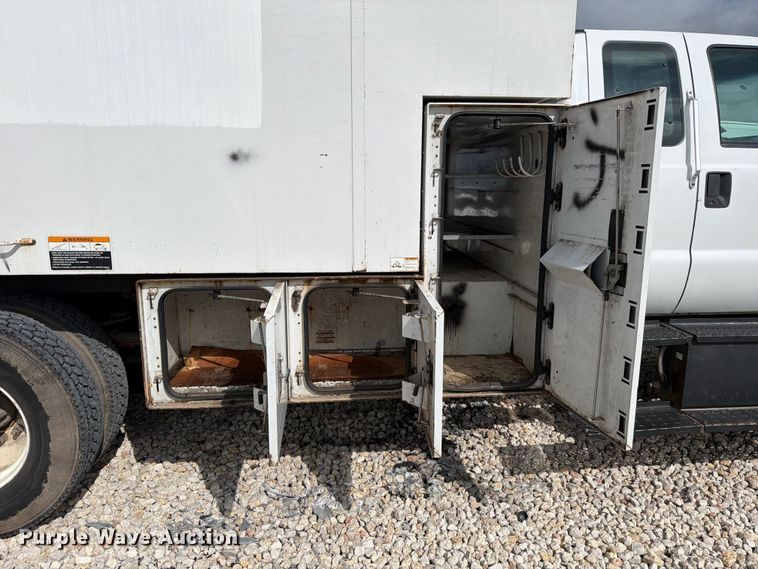 image for item YA3210 2016 Ford F650 Super Duty chipper truck
