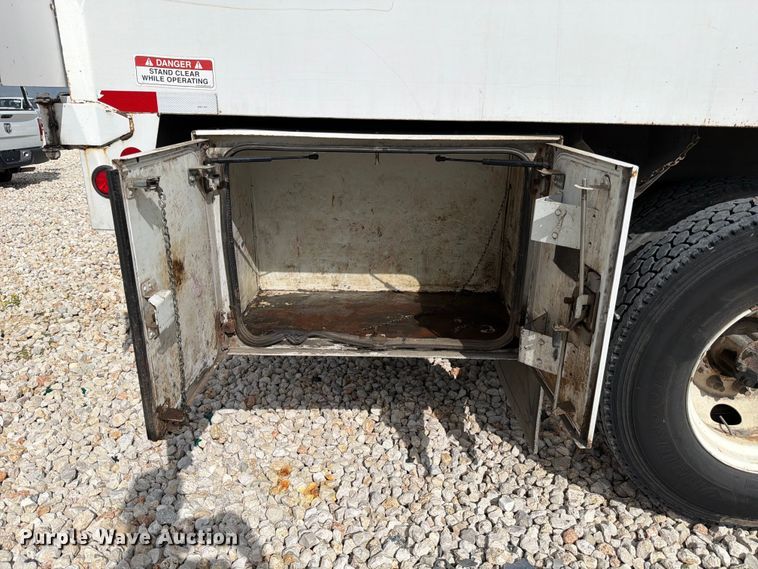 image for item YA3210 2016 Ford F650 Super Duty chipper truck