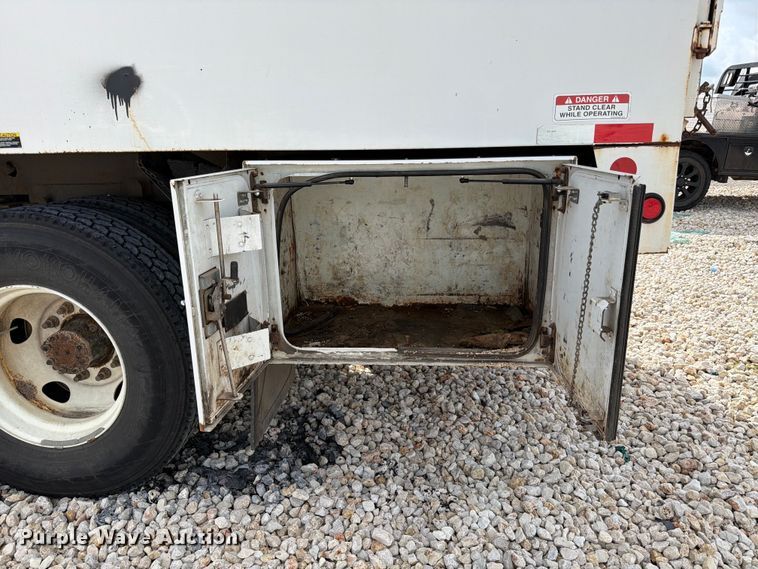 image for item YA3210 2016 Ford F650 Super Duty chipper truck