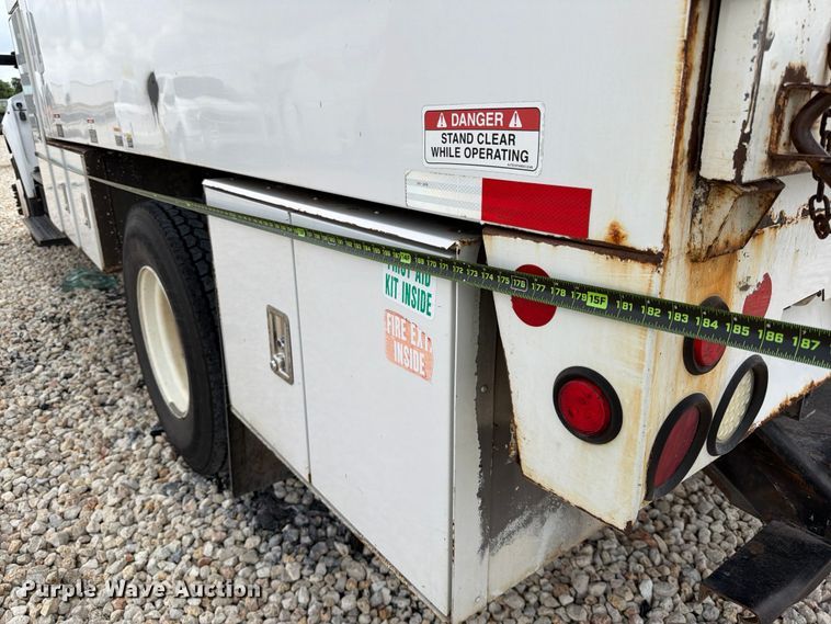 image for item YA3210 2016 Ford F650 Super Duty chipper truck