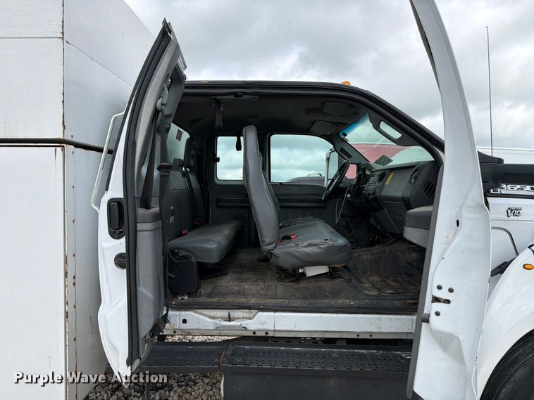 image for item YA3210 2016 Ford F650 Super Duty chipper truck