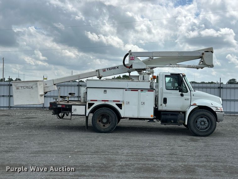 image for item YA3742 2007 International 4300 bucket truck