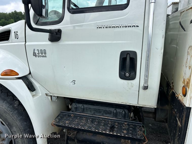 image for item YA3742 2007 International 4300 bucket truck