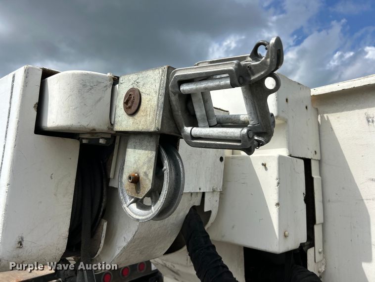 image for item YA3742 2007 International 4300 bucket truck