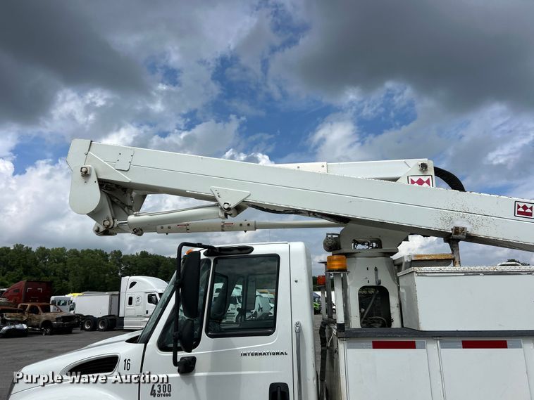 image for item YA3742 2007 International 4300 bucket truck