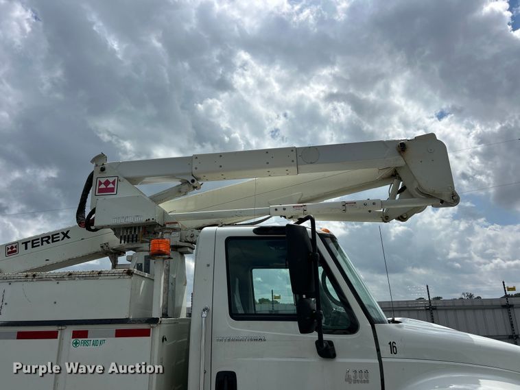 image for item YA3742 2007 International 4300 bucket truck
