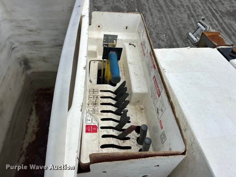 image for item YA3742 2007 International 4300 bucket truck