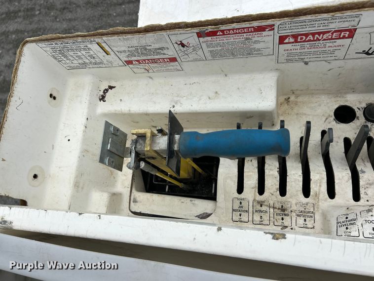 image for item YA3742 2007 International 4300 bucket truck