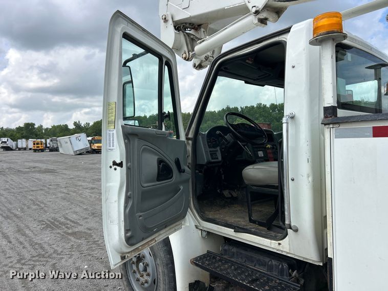 image for item YA3742 2007 International 4300 bucket truck