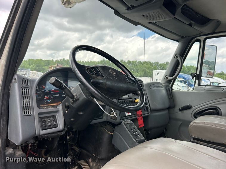 image for item YA3742 2007 International 4300 bucket truck