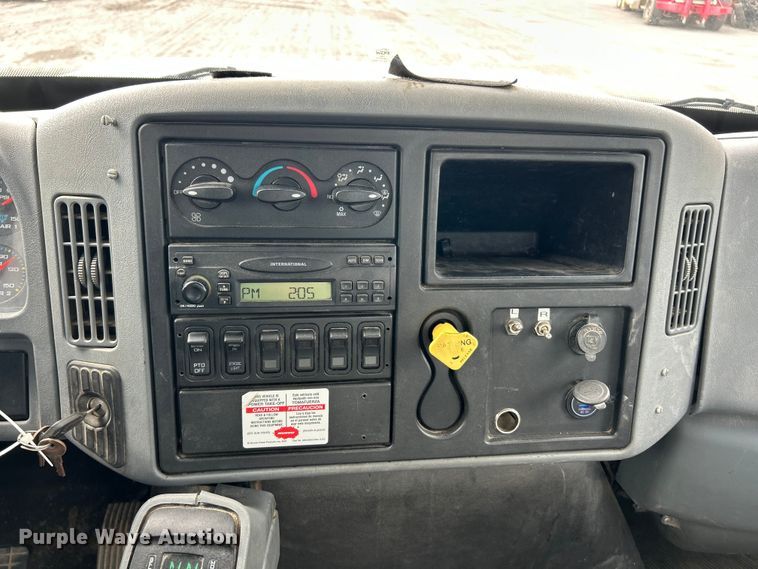image for item YA3742 2007 International 4300 bucket truck