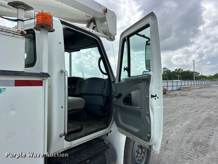 image for item YA3742 2007 International 4300 bucket truck