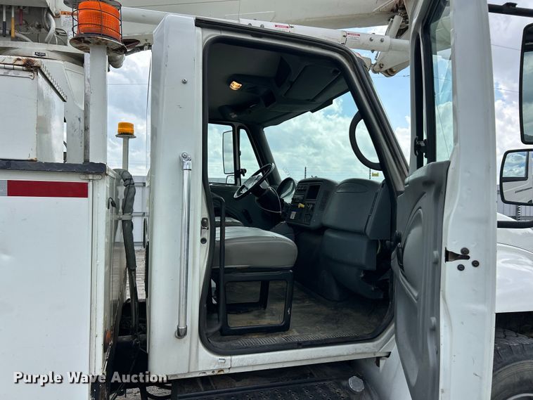 image for item YA3742 2007 International 4300 bucket truck