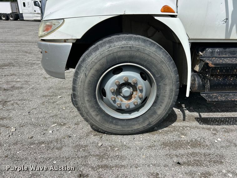 image for item YA3742 2007 International 4300 bucket truck