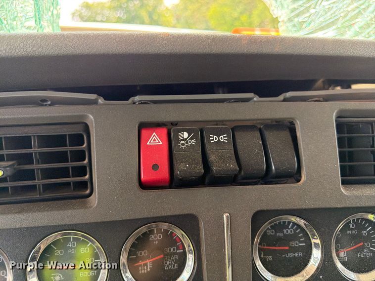 image for item YA3890 2019 Kenworth T880 dump truck
