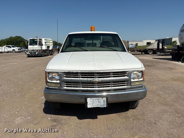 image for item DO5268 2000 Chevrolet C3500 pickup truck