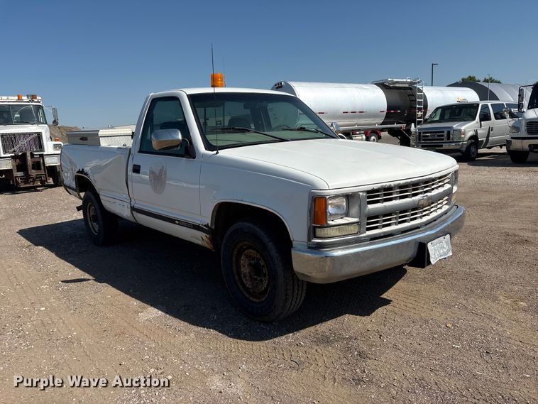 image for item DO5268 2000 Chevrolet C3500 pickup truck
