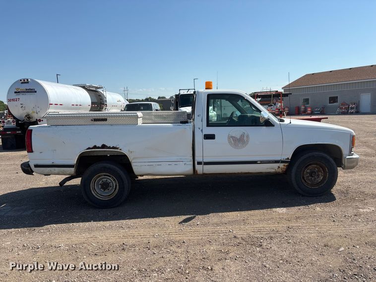 image for item DO5268 2000 Chevrolet C3500 pickup truck