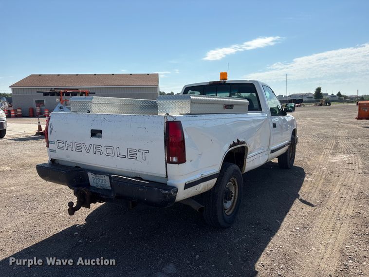 image for item DO5268 2000 Chevrolet C3500 pickup truck