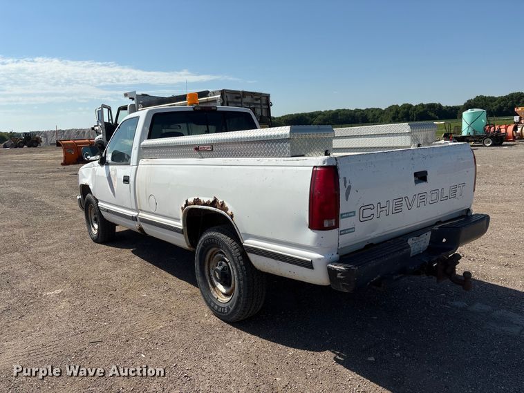 image for item DO5268 2000 Chevrolet C3500 pickup truck