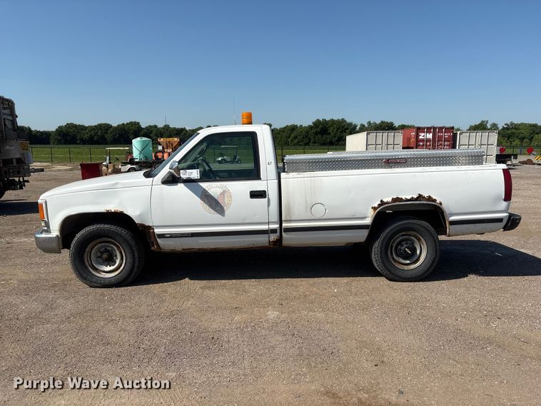 image for item DO5268 2000 Chevrolet C3500 pickup truck