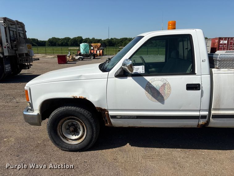 image for item DO5268 2000 Chevrolet C3500 pickup truck