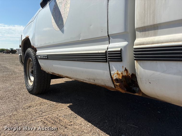 image for item DO5268 2000 Chevrolet C3500 pickup truck