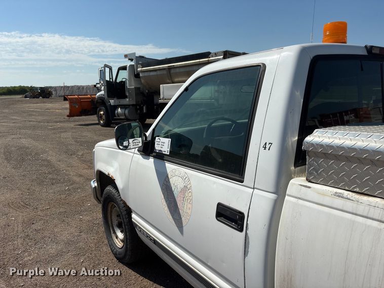 image for item DO5268 2000 Chevrolet C3500 pickup truck